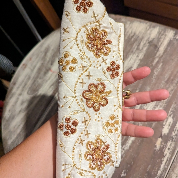 Vintage beaded clutch white linen and gold beads - Picture 9 of 15